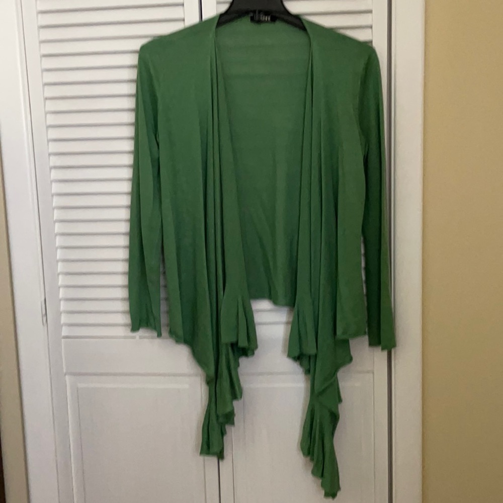 100% linen. Like new. No button, no pockets.